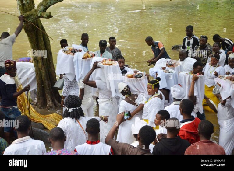 osun-osogbo-spiritual-ecstasy-adherent-taking-sacrifice-to-osun-goddess-during-the-osun-osogbo-festival-2FMXAR4