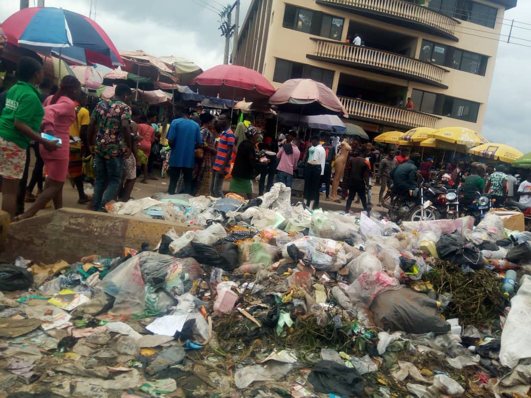 Heap-of-refuse-covering-service-lane-at-Olukayode-Oba-Adesida-Road-Akure.