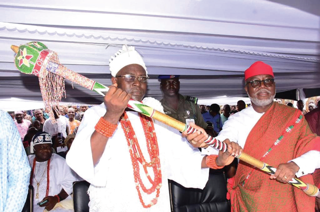 Oba-Olugbenga-Ojo-receiving